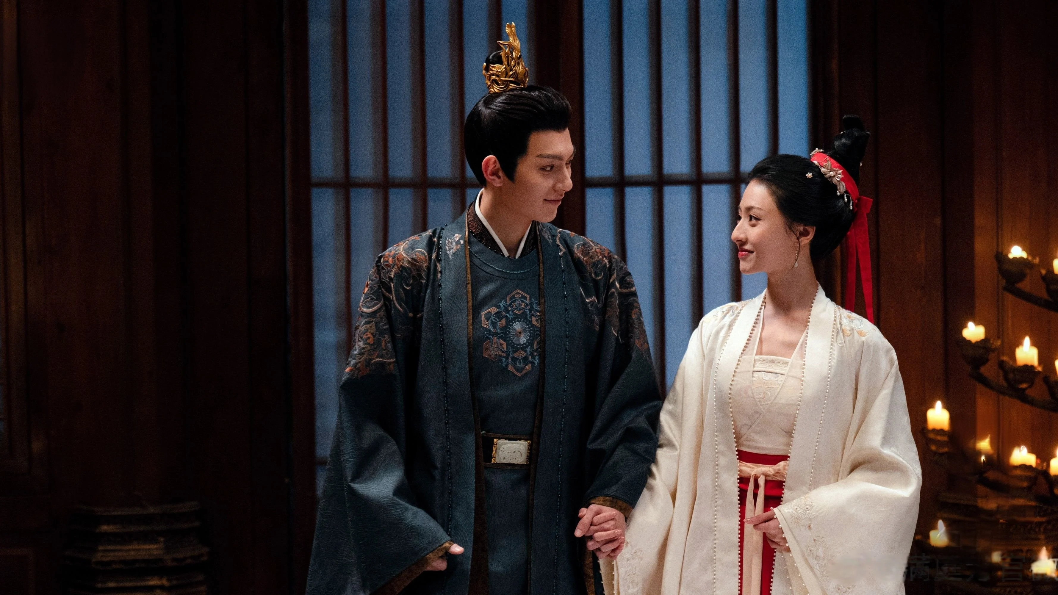 Mãn Đình Phương - Luminosity Behind The Palace