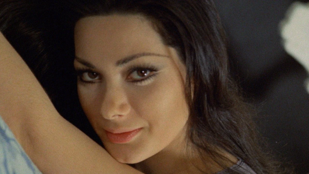 Căn Hộ Tử Thần - The Case of the Bloody Iris