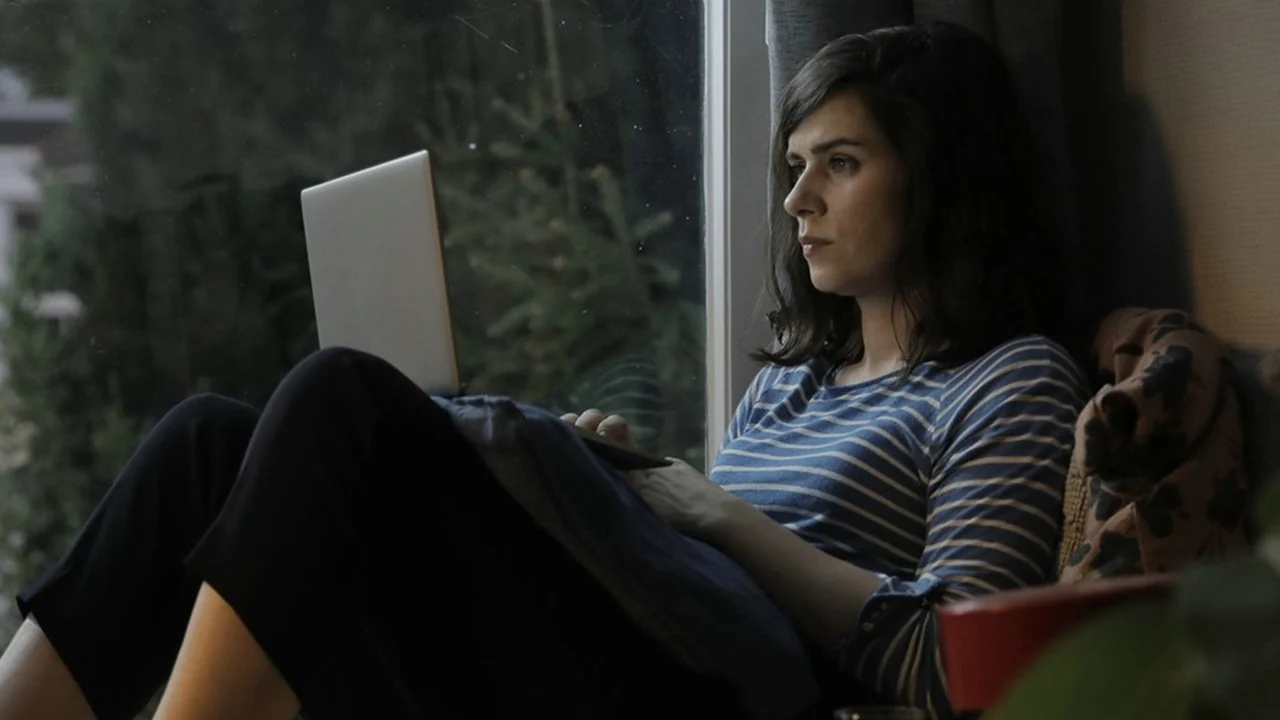 Khoảng Cách Giữa Những Dòng Chữ - The Space Between the Lines